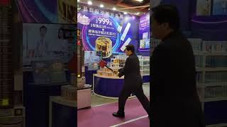 藝群醫美集團董事長王正坤醫師親自下場敲大槌！用力打下去！歡迎悶太久的民眾來這裏發洩情緒！很療癒喔！台北世貿中心一館。