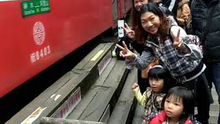 搭乘阿里山森林鐵路，神木站到阿里山站