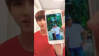Taehyung showing his parents in his phone's wallpaper