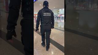 請問台灣朋友們🇹🇼，桃園機場✈️的特警👮👮‍♂️為什麼走路這麼辛苦？步履蹣跚，好像負重前行，這樣能捉到恐怖份子嗎？能捉到拍少女裙👗底風化案的罪犯嗎？特台灣旅行#警察#台灣#機場#台北#特警