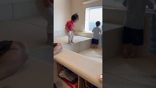 女兒小莫［育兒日常］妹妹最喜歡的跳跳遊戲，等這麼久就為了跳這一下。2y1m12d