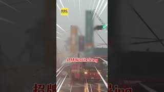 屏安泰醫院外招牌吹飛砸車！警消處理1鐵桶飛落超驚險 @newsebc #shorts