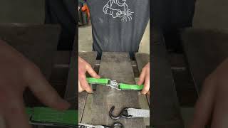 Do you know this trick to link ratchet straps? #ratchetstrap #tipsandtricks