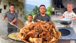懂事儿子心疼爸爸干活辛苦，光着脚怕把鞋子穿坏，说鞋子留到上学再穿！#亲子#萌娃#搞笑
