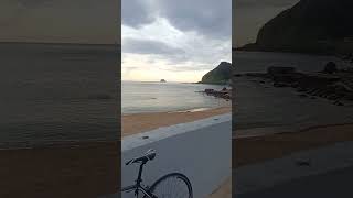 biking around keelung taiwan with very nice view in dawulun beach😊