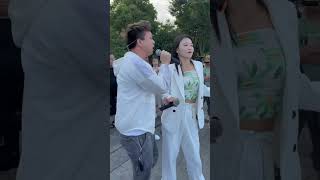 农村美女热情大方，和男友在广场上情歌对唱，引得众人围观#农村歌手 #户外唱歌 #翻唱歌手 #shorts