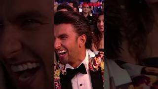 #FilmfareThrowbackSeries: #KaranJohar and #AkshayKumar's fun banter at #FilmfareAwards. 😂💯