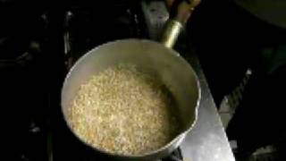そば味噌の作り方②（丸抜きを煎る）
