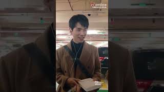 (機場)幫粉絲簽名的乖寶，高冷男神，可愛俊俊子🤭🤭