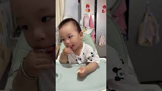 今天给二宝理了一下头发感觉帅气又可爱，有这一套理发器自己在家轻轻松松给宝宝理头发，宝爸宝爷也能用真是