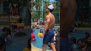 Girl’s reaction on shirtless bodybuilder in water park😱😂 #girlsrection #publicrecation