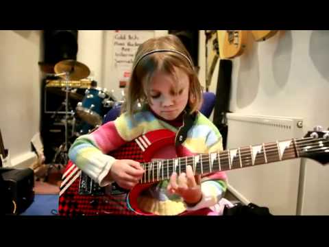 7 year old plays "Sweet Child o' Mine", Lead and All :)