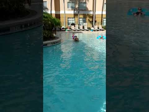 Jasmine y Papi a la piscina (3)