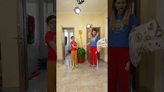 Dad pranks mom and kid 🤣👧🏻❤️👶🏻