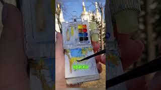 Рисует крошечные картины 😍