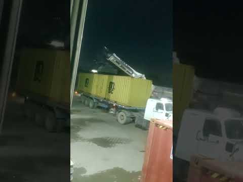 Descarregando carreta de contêiner com reach stacker Terex