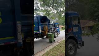 Pete new way collecting yardwaste #garbagetruck #automobile #peterbuilt #paccar #sideloader