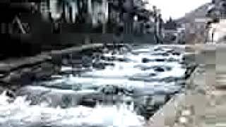 宗祇水の近くの清水橋の下から町並みを望む