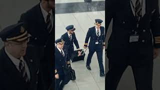 PILOT ON EMIRATES AIRLINES #pilot #flightcrew #cabincrew #emiratesairlines #youtubeshorts #gatchie