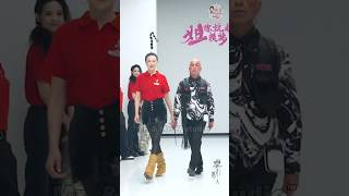 The godfather of supermodels, training older models. #catwalk #fashion #styling