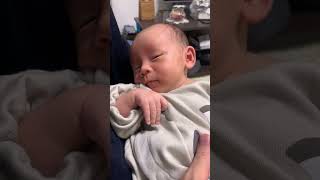 あざとすぎる新生児  #赤ちゃんのいる生活 #あかちゃん 【溺愛パパ】