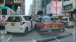 車CAM直擊 - 亞皆老街 兩車一齊入線 🫣 撞到成架彈起