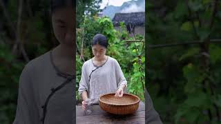 四片叶子的幸运草，根部藏着“珍宝”，儿时挖来当零食，夏天用糖醋泡下，就是一道爽口的“水晶萝卜脆”#大自然的馈赠 #大山里的原生态 #儿时记忆