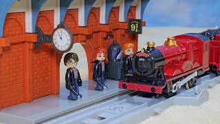プラレールに9と3/4番線プラットホームとホグワーツ特急が登場‼　ハリー・ポッター　ホグワーツ特急　プラキッズ3体付属　ハリー　ロン　ハーマイオニー