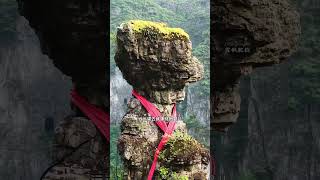 贵州大山里的仙女石，又名望夫石，矗立在悬崖边不倒，大自然鬼斧神工！