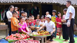 Tears fell when witnessing Jack and Tu Tien cooking for poor children in the highlands.