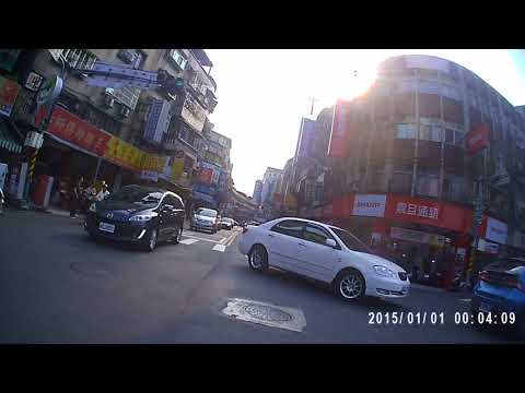 騎腳踏車的三寶，完全沒在管紅綠燈的，對喇叭聲也沒有一丁點反應