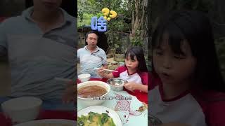 轩宝回农村，和大白白的鸡鸭杠上了，今天找不见鸡明天找不到鸭😂#扣肉妹妹 #吃货 #抖音美食推荐官