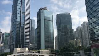 实拍香港政府总部大楼，街头现状真气派啊！不愧是国际大都市