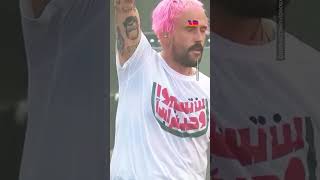 Idles dedicano “Divide and Conquer” alla Palestina durante il concerto a Barcellona