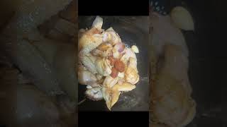 白飯小偷～紫蘇梅可樂雞翅食材：紫蘇梅3顆雞翅中段可樂 1 罐（約 330 ml）醬油 2～3 湯匙薑片 3～4 片蒜瓣 2～3 顆（可切片或拍碎）料酒 1 湯匙 食用油 適量  一鍋燉就可以開吃啦