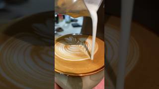 Perfect Monday with this coffee latte art 🖼️ #freepour #coffeegram #instacoffee