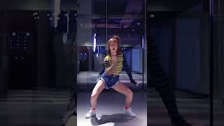 甜美笑容，可爱小姐姐元气翻跳《Birthday》！