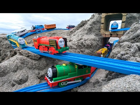 Thomas the Tank Engine Plarail on the beach ☆ Two tunnels and two sand mountains course