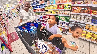 New Life in Korea! Mom TRIES Korean Grocery Store for the First Time!