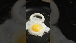 Perfect Fried Egg Hack using an Onion! 勞