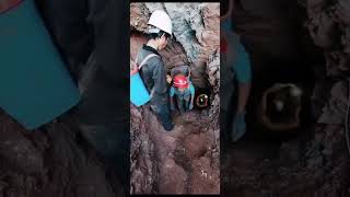 #中国矿工： 全程人工运输的矿山，当然这不是煤矿，要是煤矿也这样的话，矿主都得饿死,Chinese miners