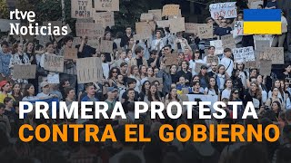 UKRAINE: FIRST MASS DEMONSTRATION AGAINST ZELENSKY SINCE THE WAR BEGAN | RTVE News