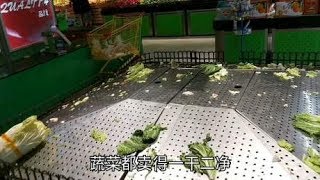 新疫情的影响下，万达百佳汇超市蔬菜卖得一干二净