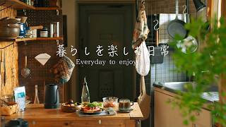 自分だけのコーヒータイムと花。夏の美味しいパンの朝食と一人暮らしの夏の休日。