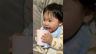 コップ飲み練習中の赤ちゃんが可愛すぎる #育児記録 #赤ちゃん #育児あるある #赤ちゃんのいる生活 #コップ
