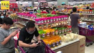 新加坡人越堤抢粮、日用品 新山商场现人潮