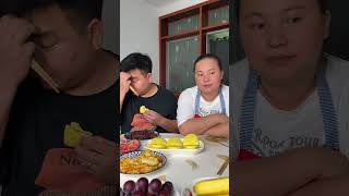 My stingy husband wants to eat alone again, so I let him eat watermelon