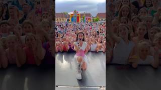 How many kids are in the audience? | Andra Gogan