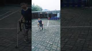anak cerebral palsy belajar jalan, sepatu afo, alat bantu jalan, belajar berdiri, terapi jalan