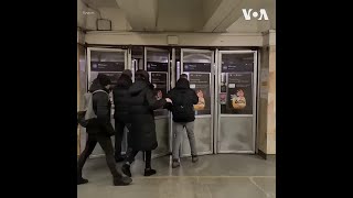 空袭警报不断 基辅的孩子们在地铁里上课
